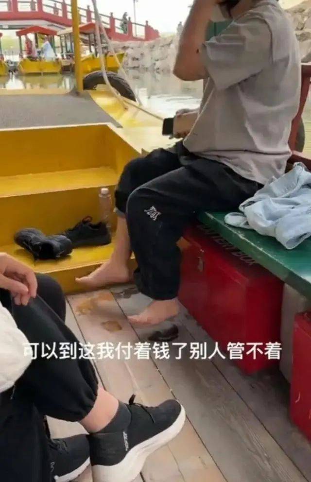 女子圆明园湖内泡脚被劝阻后反怼我未成年是富二代
