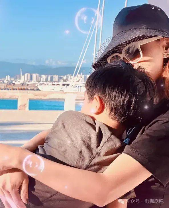 张歆艺晒一家三口旅游照袁弘单手抱娃父爱爆棚