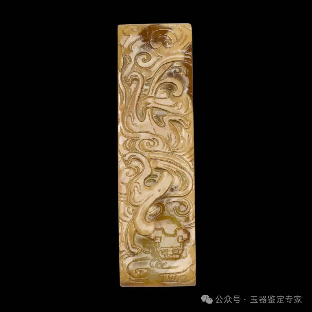 细观此杯雕刻螭龙风格,与汉代玉雕螭龙形态十分相似,参看一件曾于大英