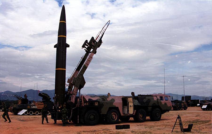 东风11是国产第一代固体火箭发动机近程战术弹道导弹,上世纪80年代