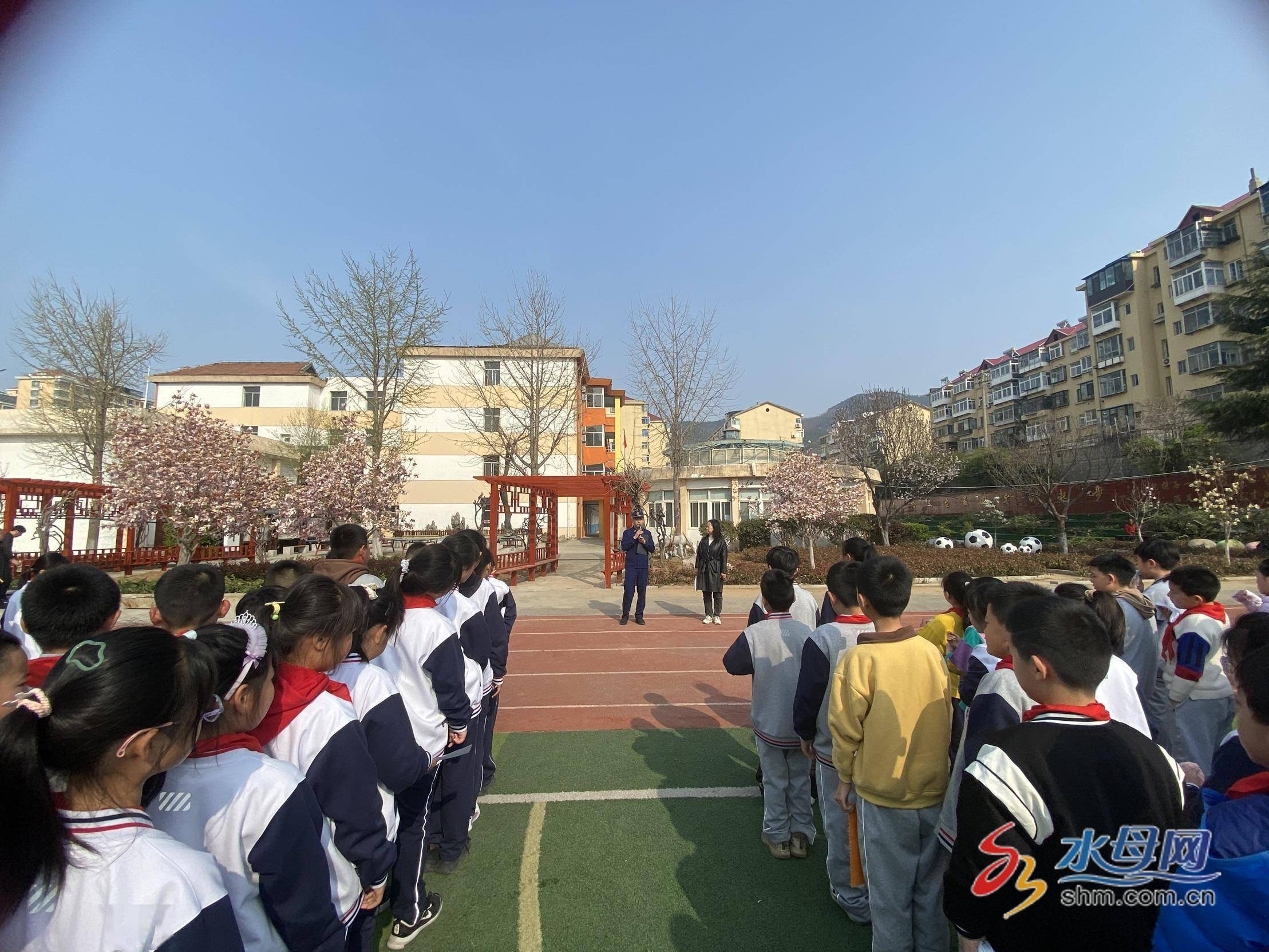 筑牢安全防火墙奇山小学举行消防安全知识讲座及应急疏散演练