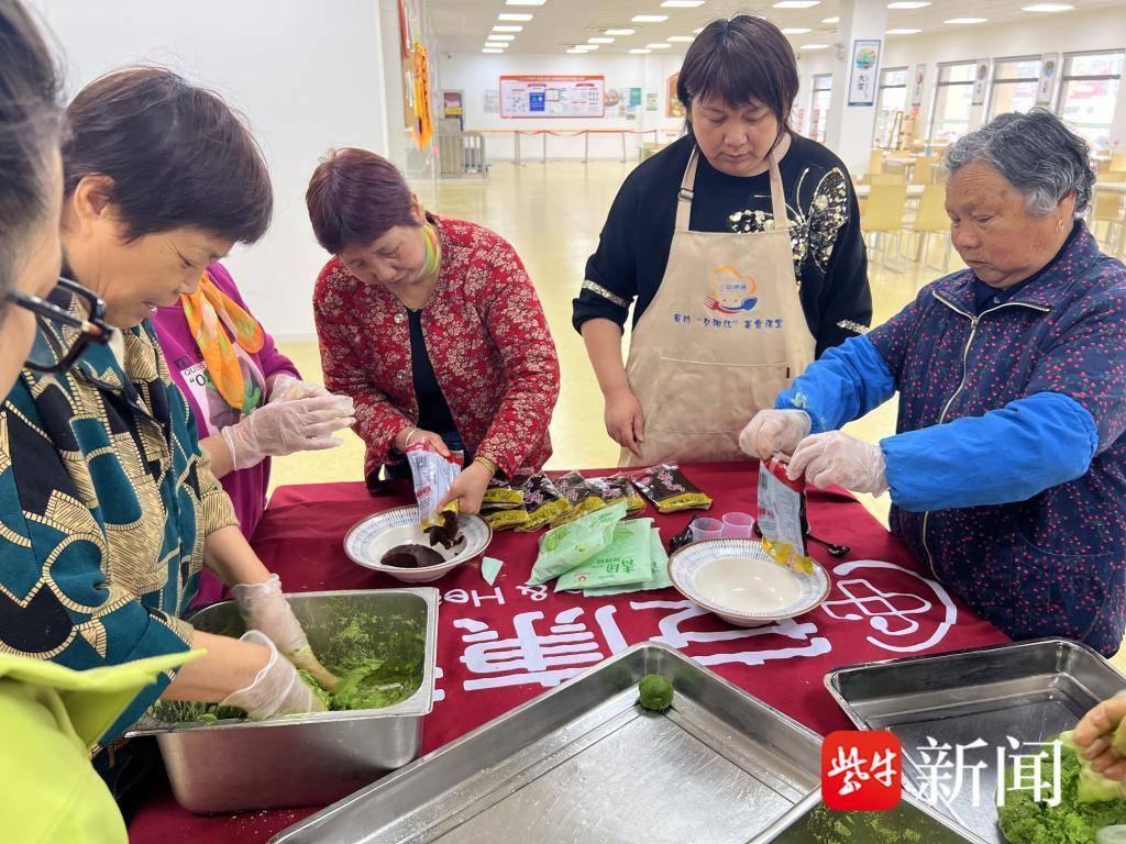 黄桥中心幼儿园各班老师通过开展做青团,包荠菜馄饨,制作花草蛋等趣味
