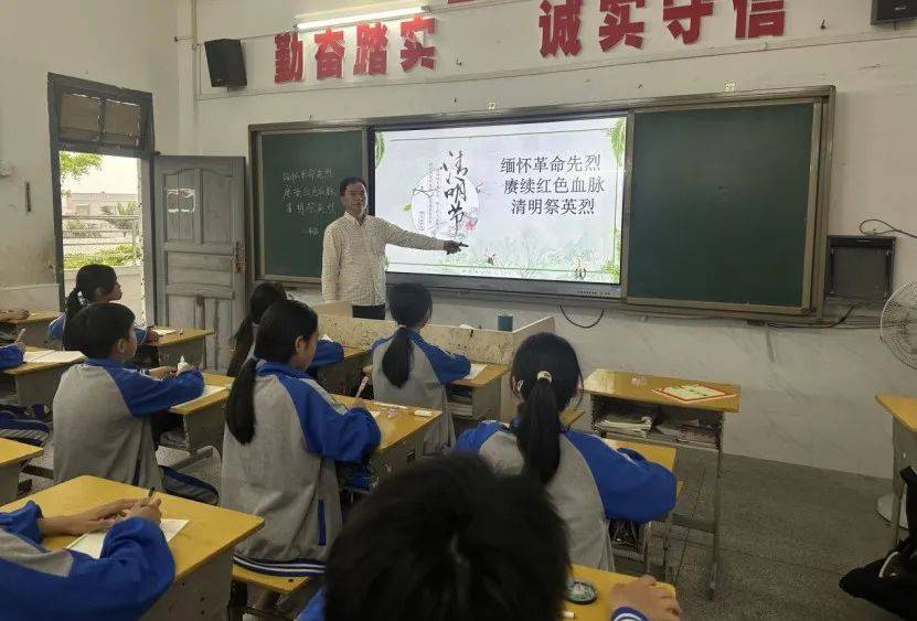 红草镇中心小学东涌镇中心小学3-6年级的少先队员代表在学校党支委的