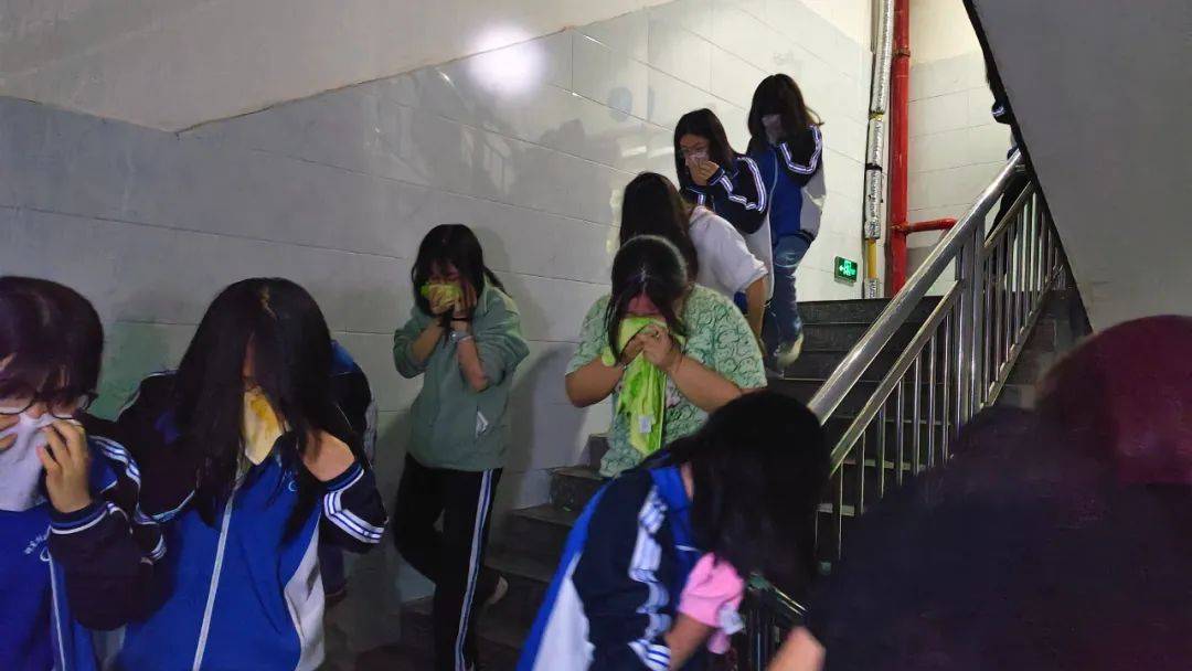 邵东创新学校举行夜间消防应急演练