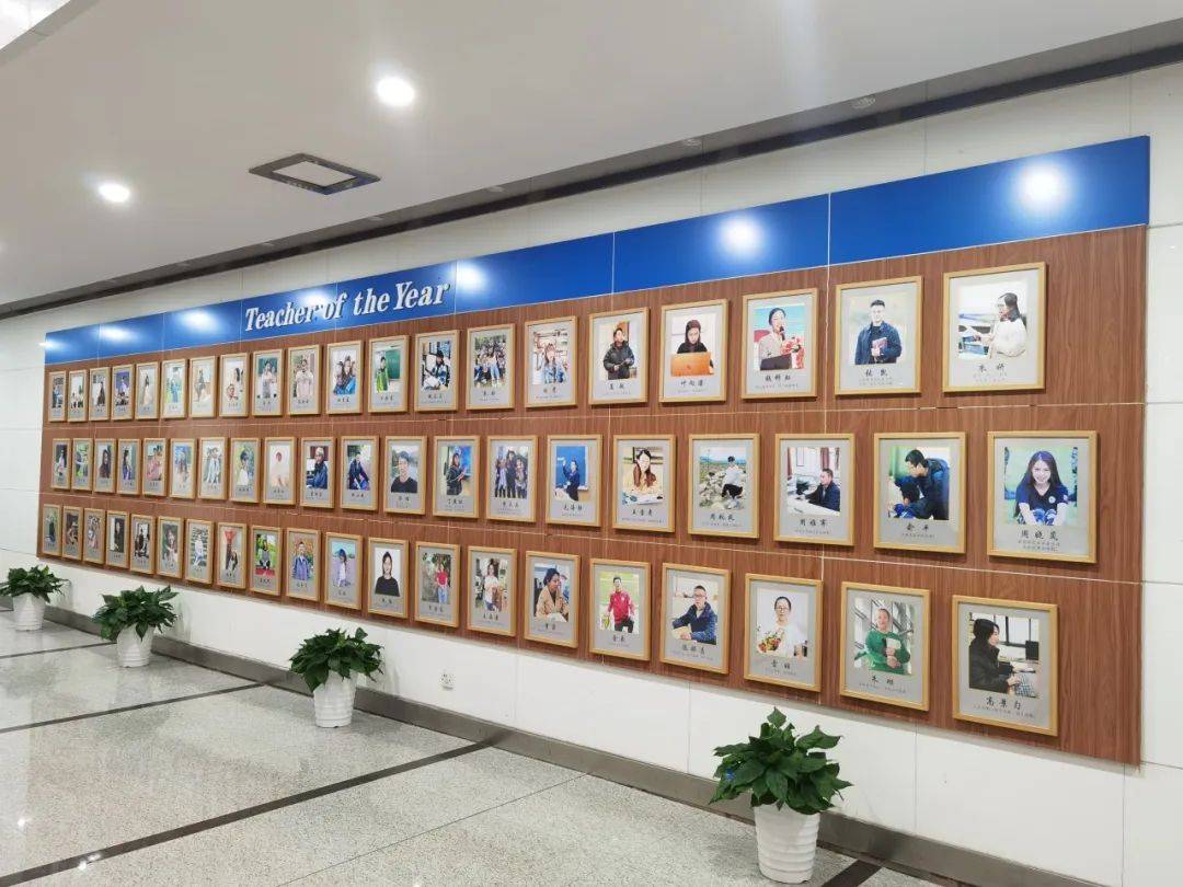 宣传橱窗,大厅走廊,户外大屏幕等,宣传社会主义核心价值观,展示优秀