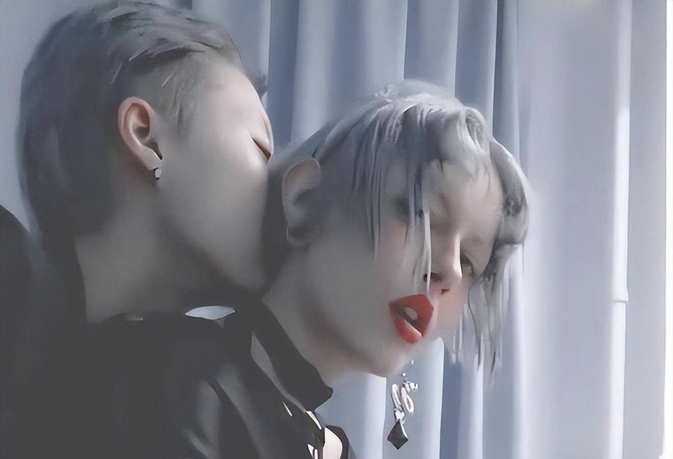 原创被成龙抛弃的小龙女吴卓林国外街头形象大变抽烟剪寸头染发