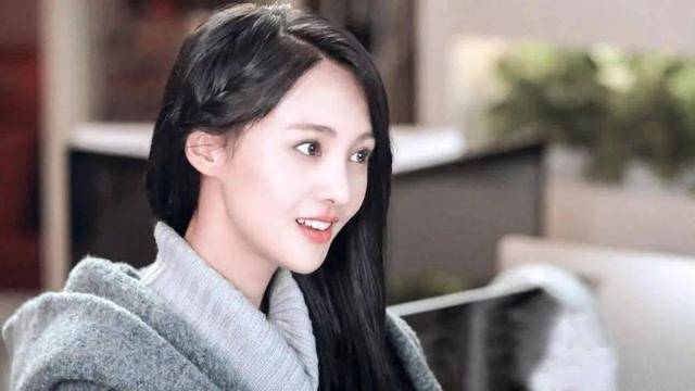 郑爽破产后模样大变穿衣搭配偏太妹风发文不欠任何人钱