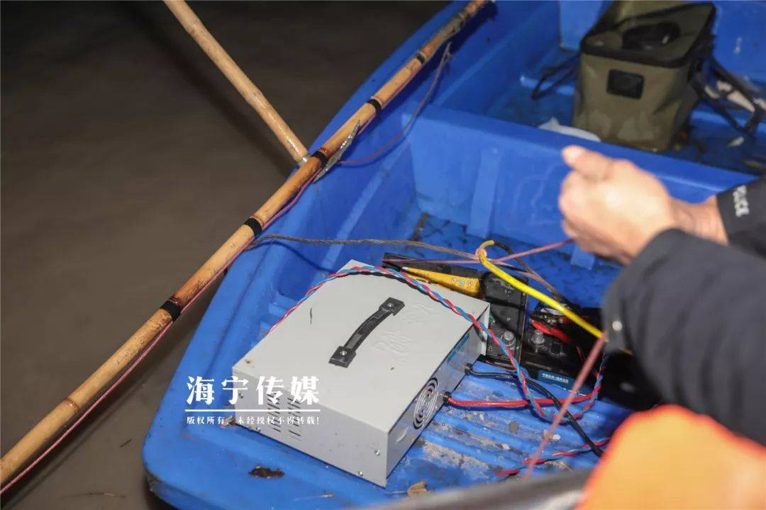 水箱里放着几条被电到的大鱼藏有电鱼设备和2个几十斤重的电瓶在这艘