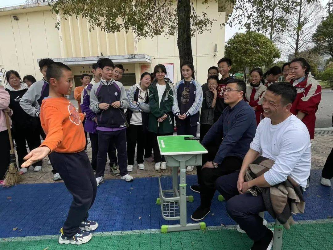 了毕生绝学逗裁判老师笑,场上欢声笑语,906班的徐佳乐同学凭借自己的