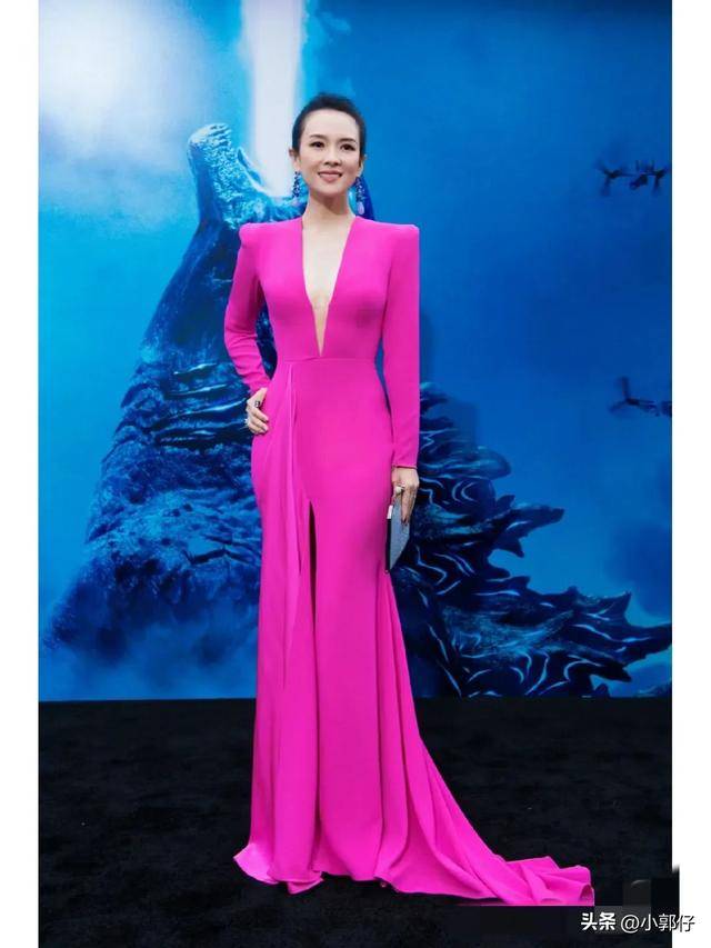 章子怡一袭桃红色深v开叉长裙亮相活动现场,性感优雅,气质绝佳