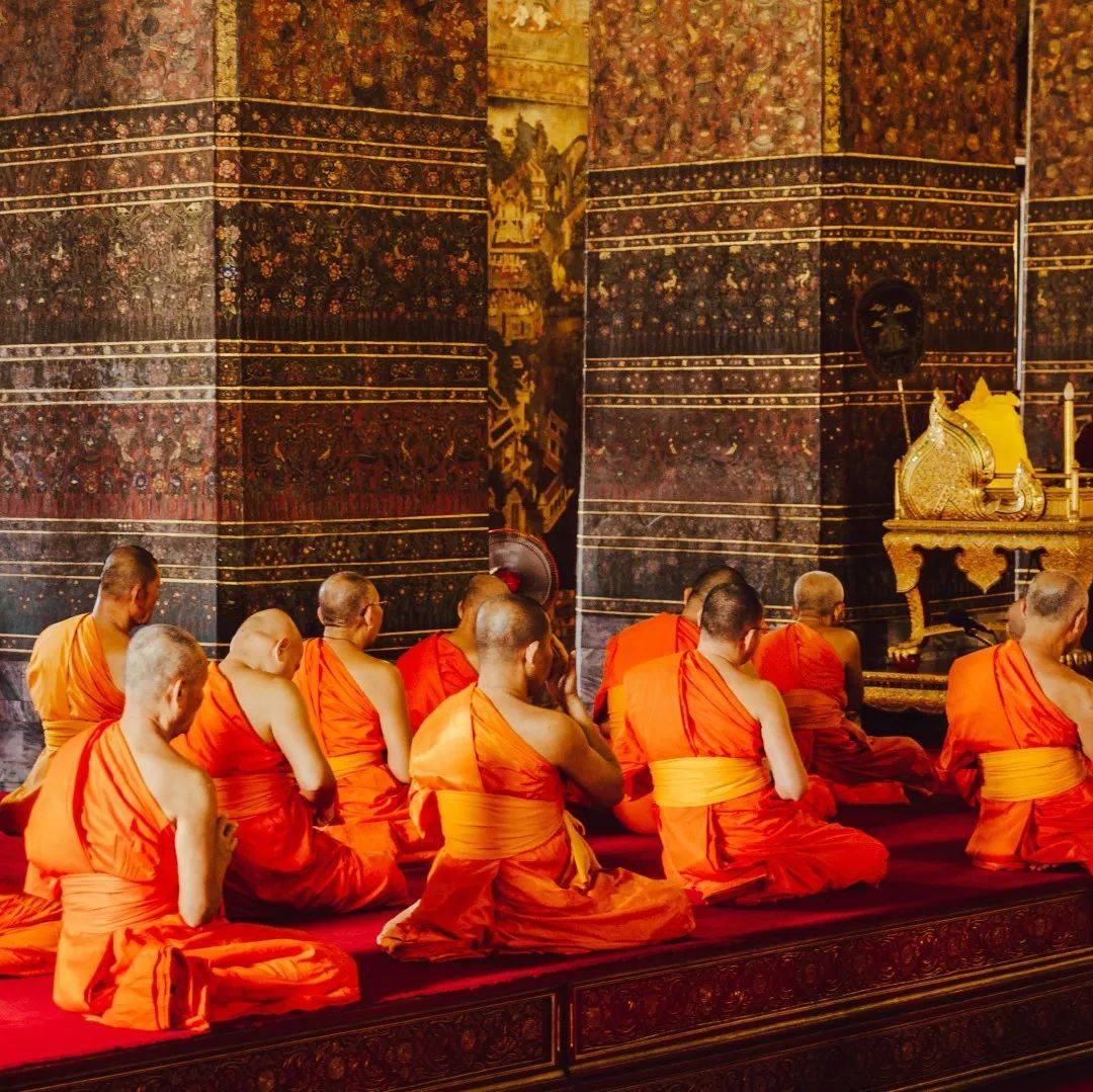 踏入古城的佛寺,在堆沙塔,沐浴礼佛等仪式中感受人们的虔诚.