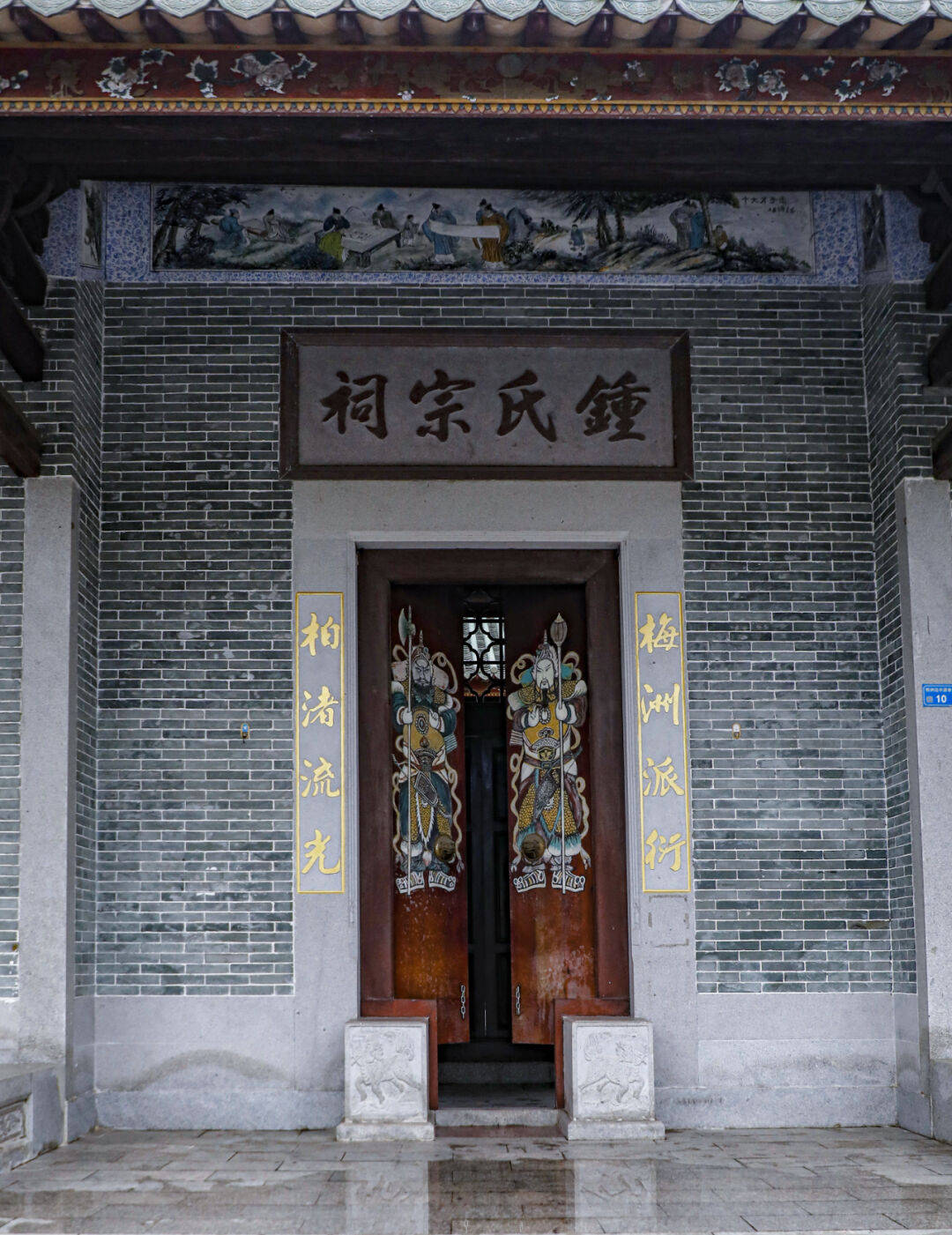 随后,采风组来到柏洲边的钟氏宗祠,古朴庄严的红底金漆"尊敬堂"牌匾高