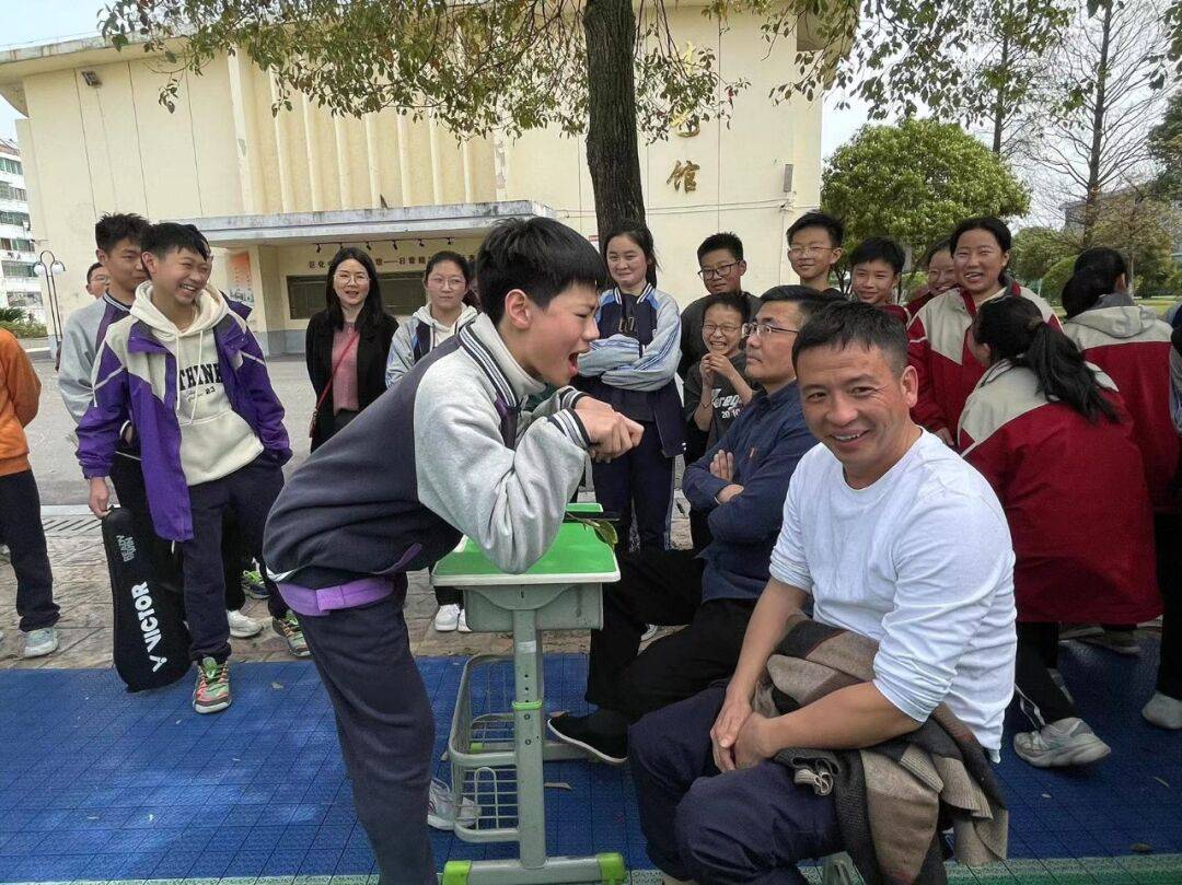 了毕生绝学逗裁判老师笑,场上欢声笑语,906班的徐佳乐同学凭借自己的