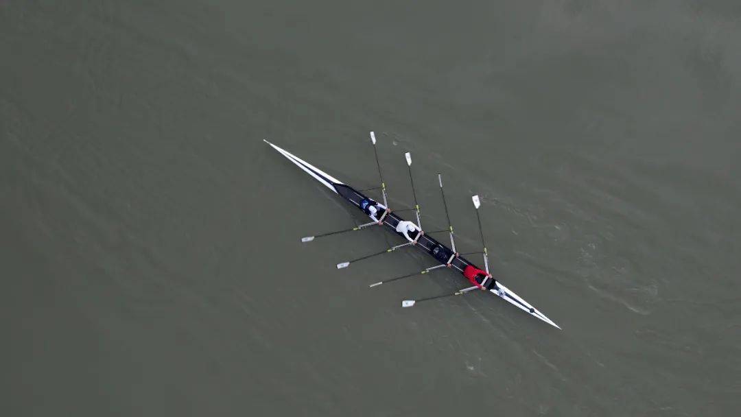 王石开桨赛艇首次穿越扬州古运河三道湾