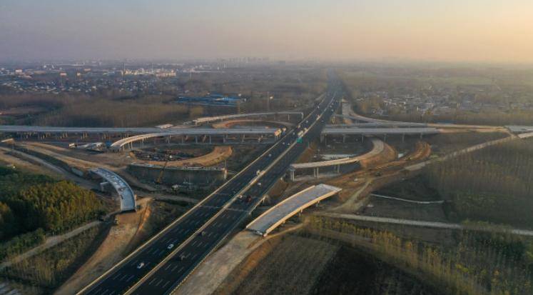 建设中的临滕高速柳树庄互通立交工程交通系统工作者坚持下沉一线