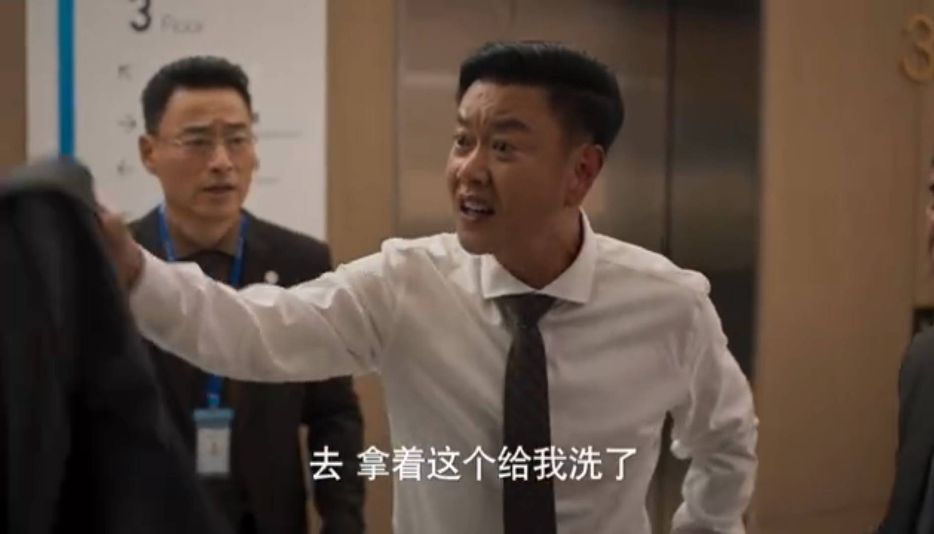 原创仅播1天央视城中之城收视率破1老戏骨演技令人拍案叫绝