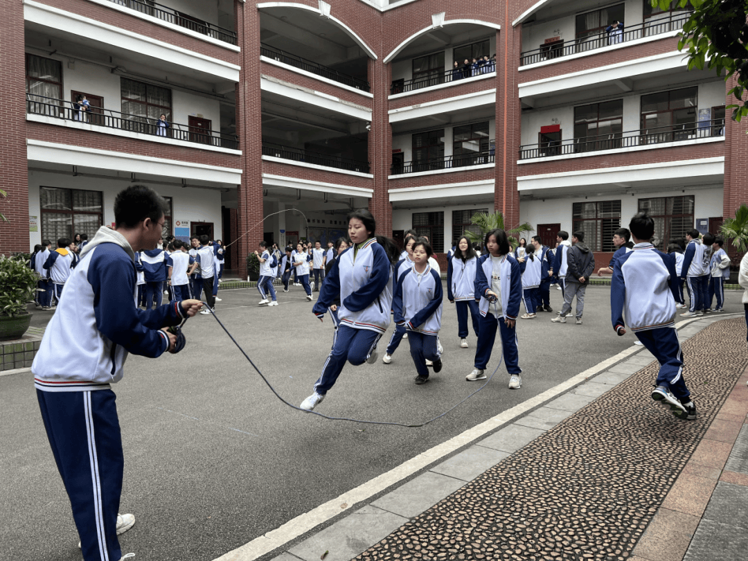 点亮科技梦共筑民族魂桂林市中山中学开展2024年民族传统体育运动会暨