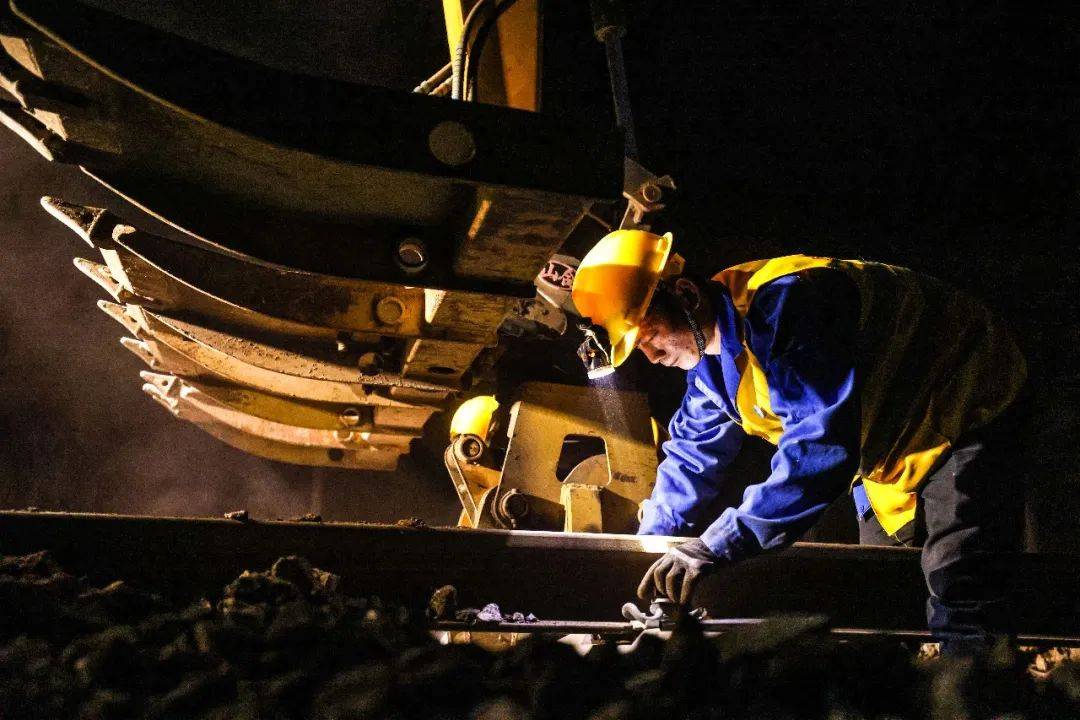 所谓基床封闭,即是使用挖掘机彻底挖除既有翻浆,在路基中铺设防水性