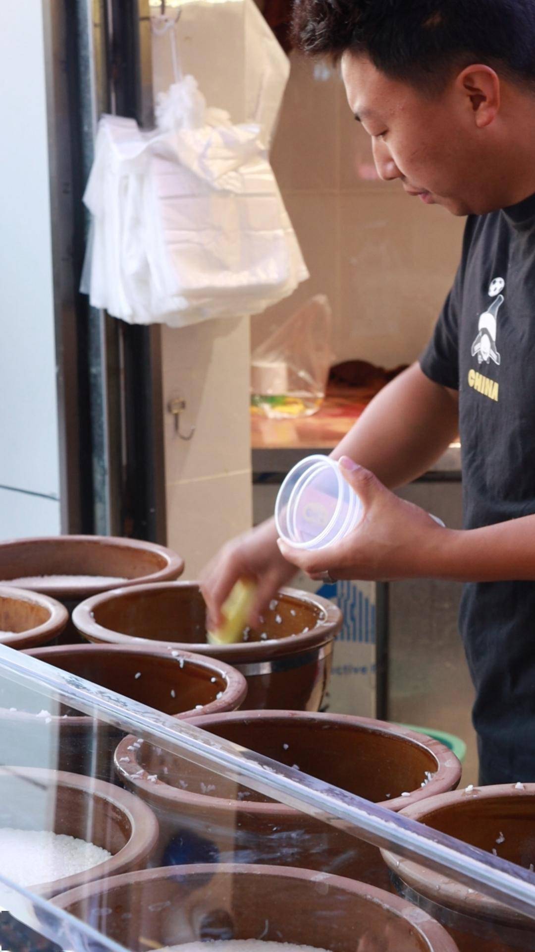 "糯米煮了之后不会沉在锅底,而是会飘着,拿回家和炒熟的小米一起煮,像