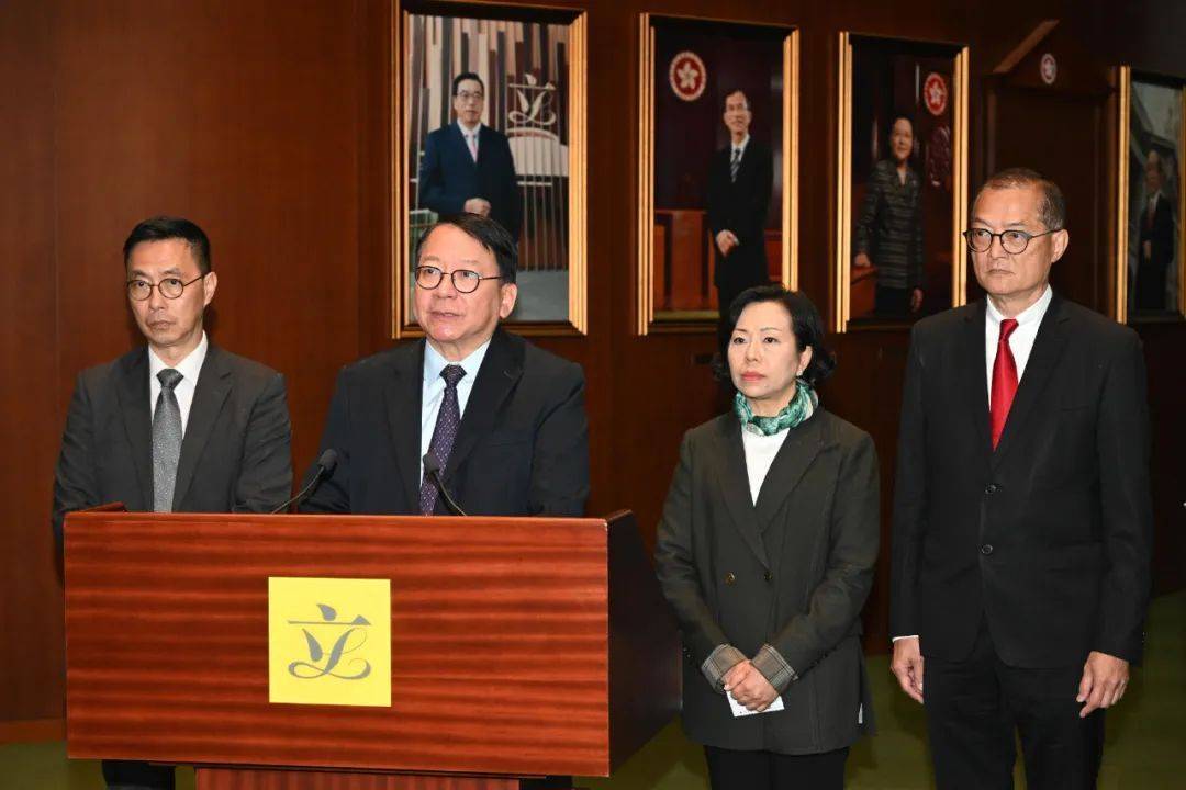 医务卫生局局长卢宠茂(右一)和民政及青年事务局局长麦美娟(右二)在