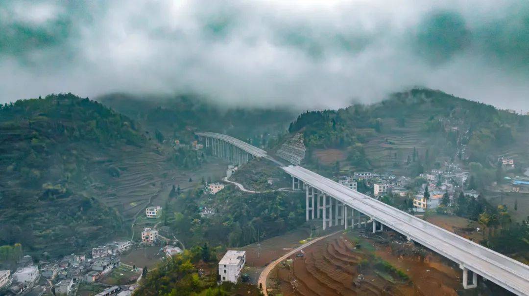 镇果路环城段已复工!各项施工正如火如荼进行中_大桥_桥面_镇雄县