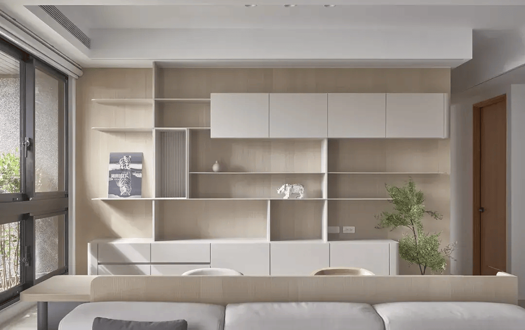 墙面采用精致材质拼接,大量使用轻薄铁件层板,结合木工制封闭柜,加入