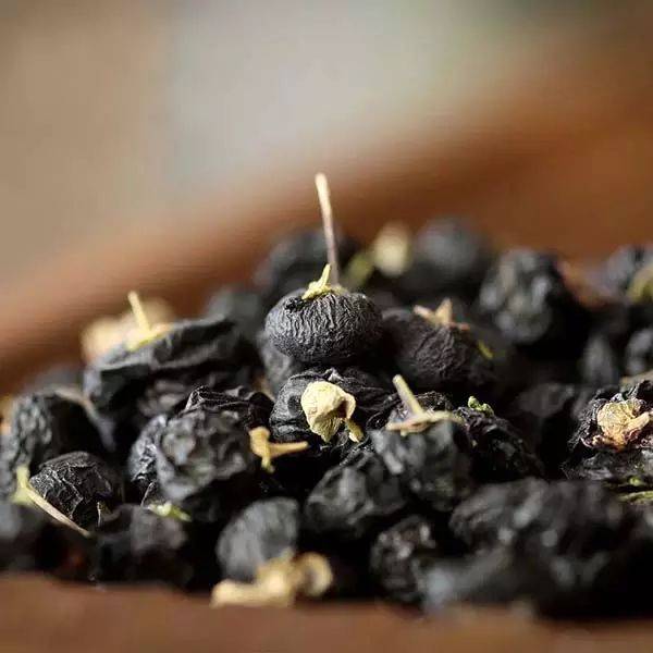 经常吃黑枸杞的人,身体不会太差,黑枸杞的保存和食用方法,请收好!_颜