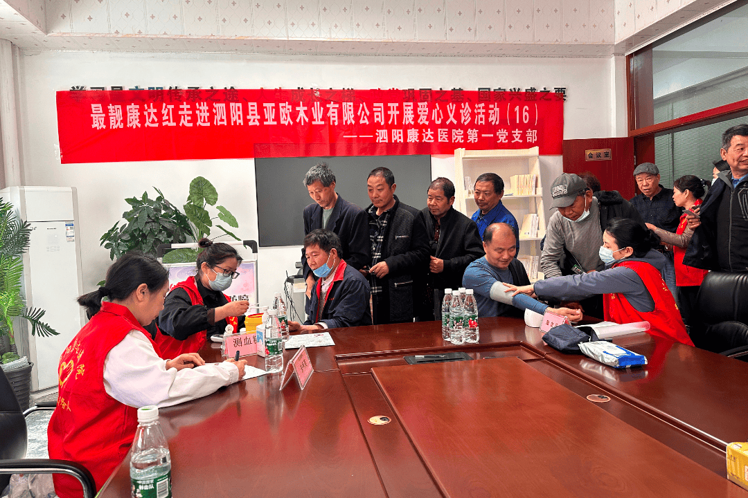 康复科诊疗摊位前人头攒动,陈一鸣主任首次在家门口为邻里提供治疗