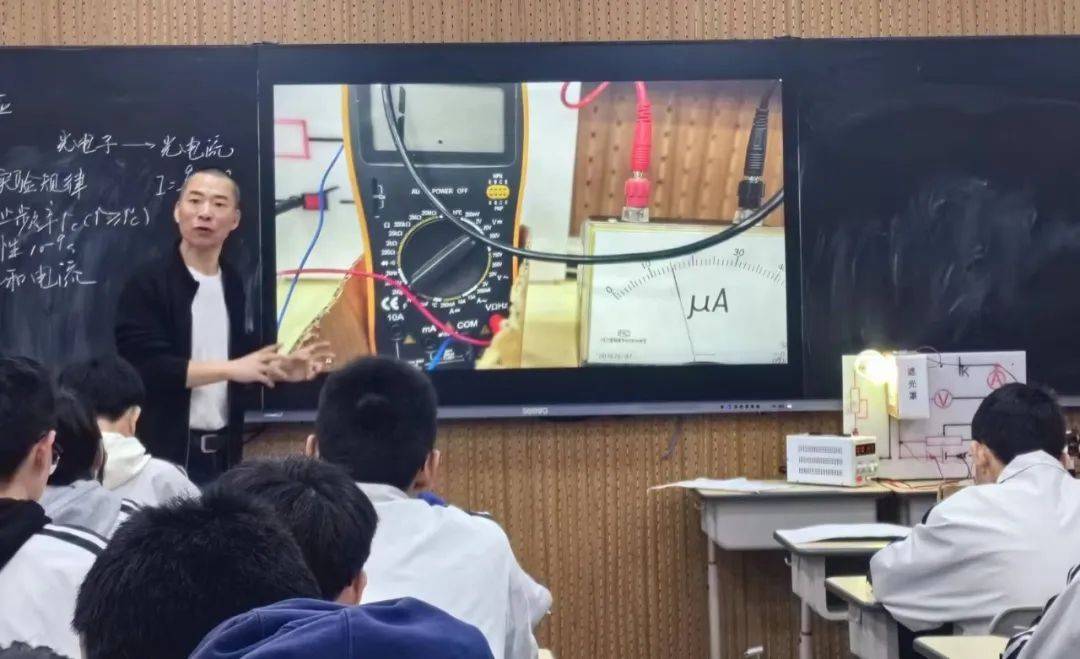 学生学习兴趣,设计了大量实验来解决分析过程中学生可能会出现的问题