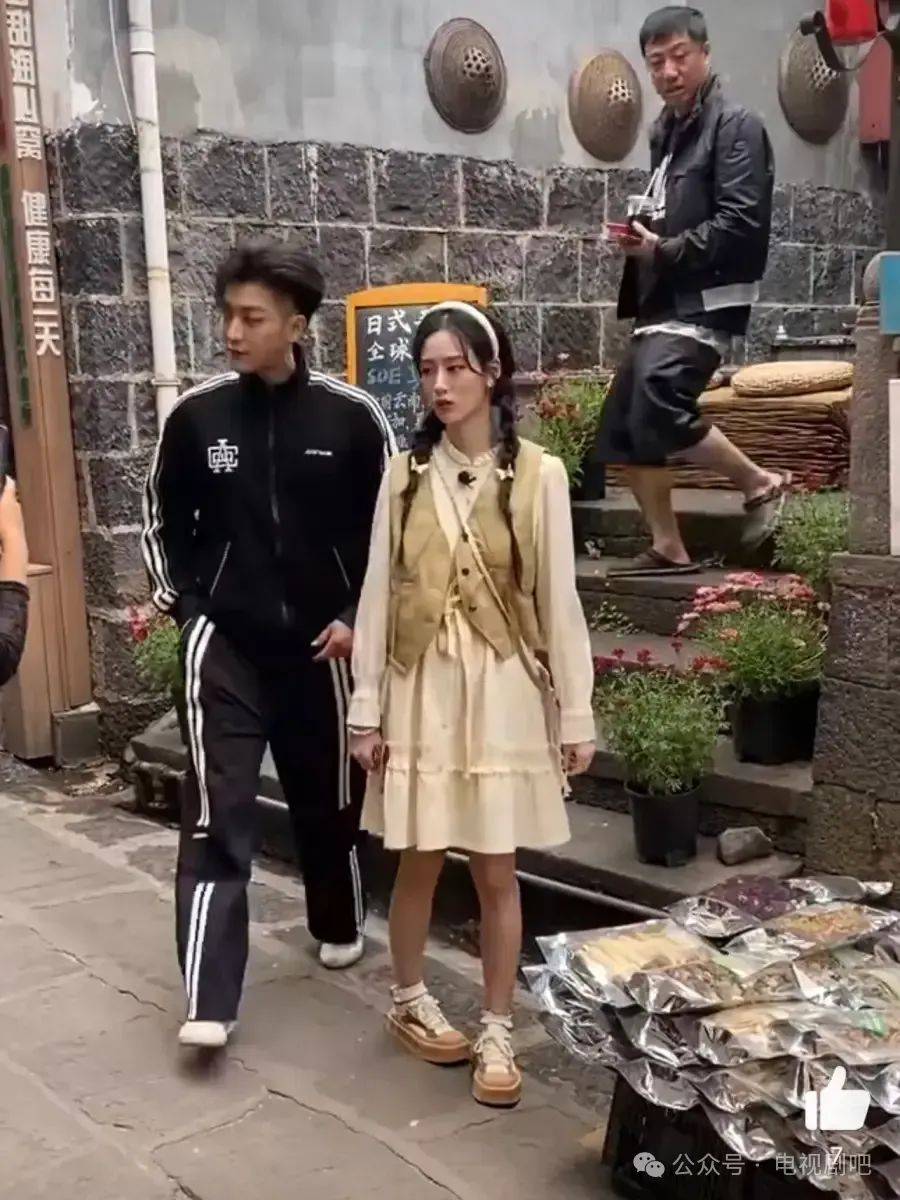 黄子韬徐艺洋同框录制被偶遇 两人并肩而行显亲密
