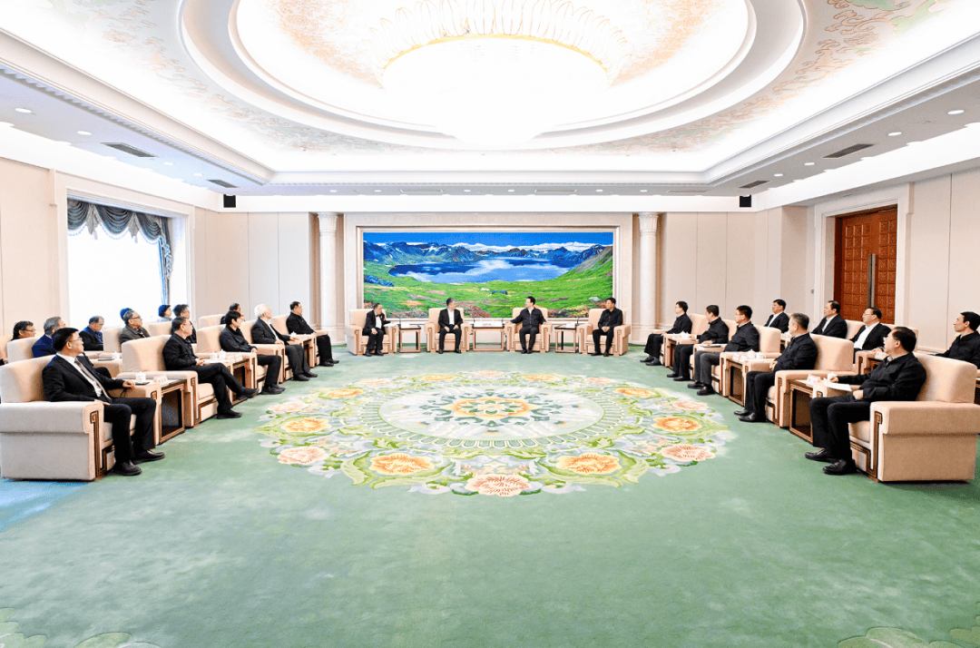 景俊海胡玉亭会见参加零碳中国助力辽源高质量发展院士专家座谈会重要