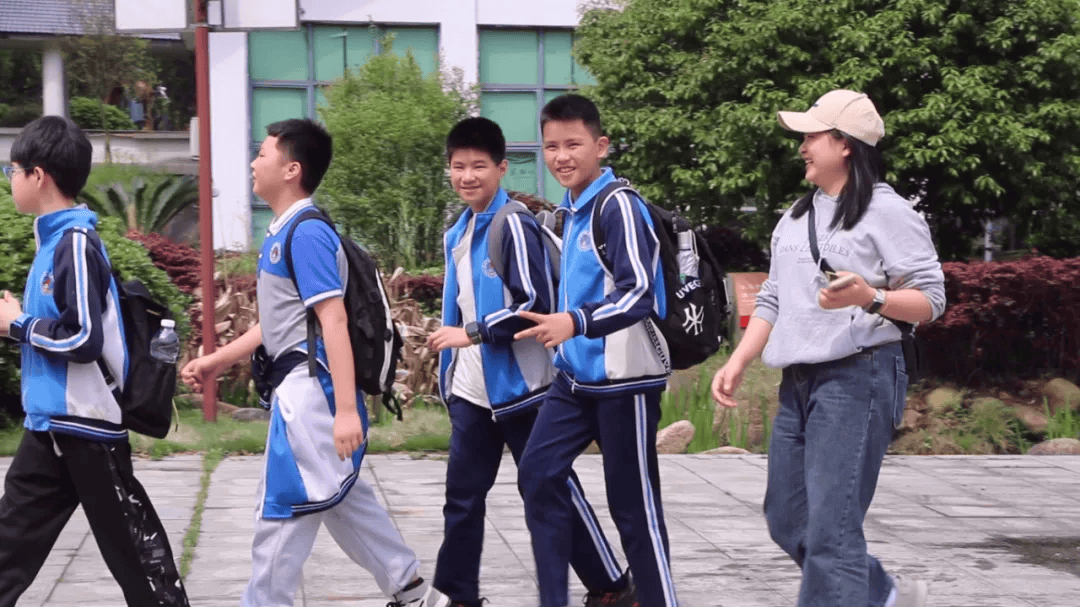 振兴学校组织小学师生开展蔡伦竹海春游活动