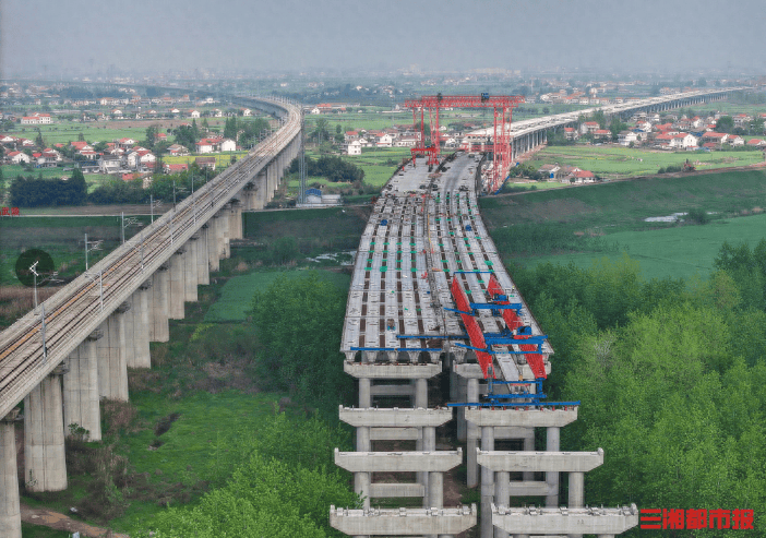 据了解,益阳至常德高速扩容工程是国家高速公路网规划(2013-2030)二广