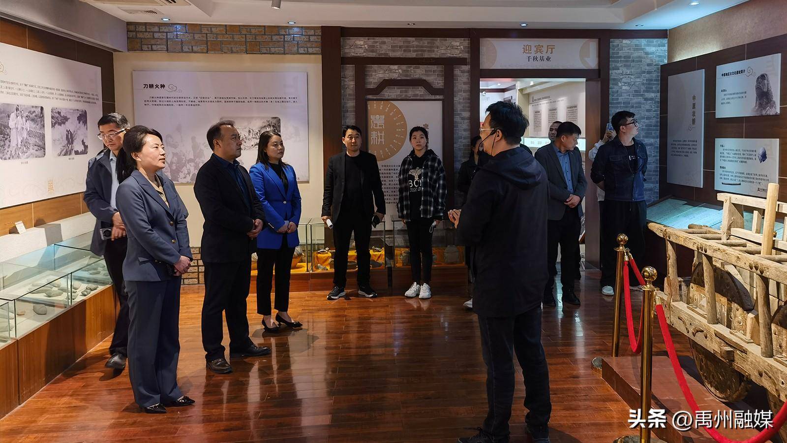 在座谈交流前,代表团一行参观了许昌学院的中原农耕文化博物馆和钧瓷