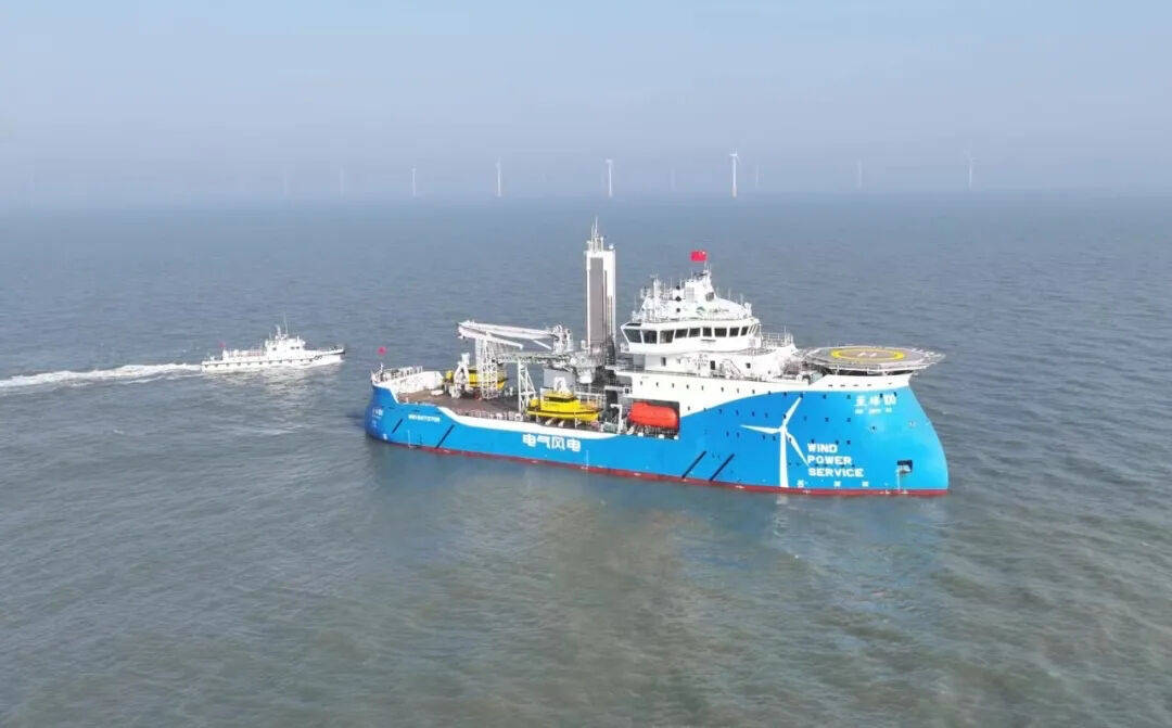 启东海洋工程股份有限公司码头靠泊上海振华重工从如东返航"至臻100"