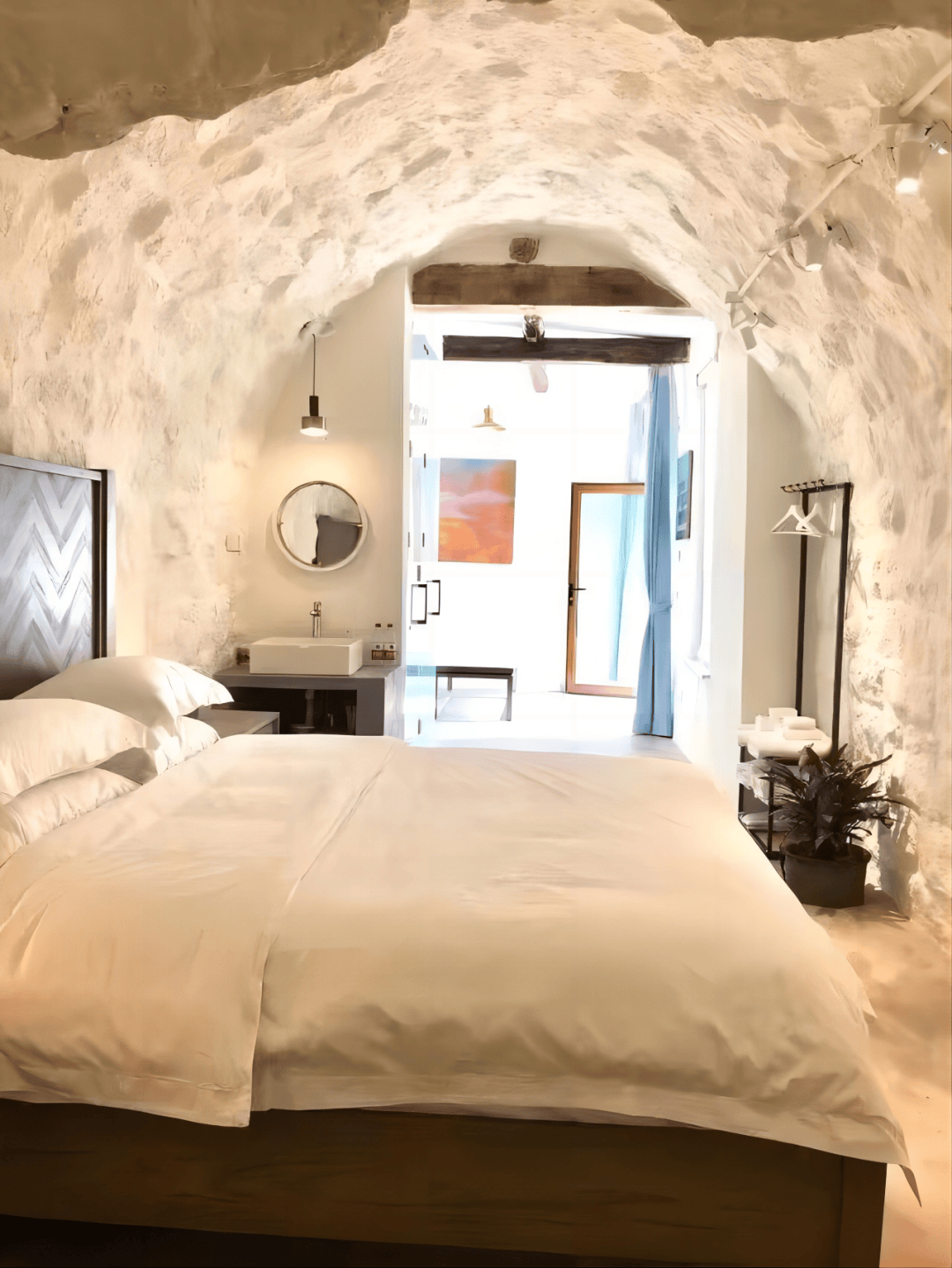 繁花过后,崛围山上郁郁葱葱,"打卡点""观景台",民宿窑洞点映其中.