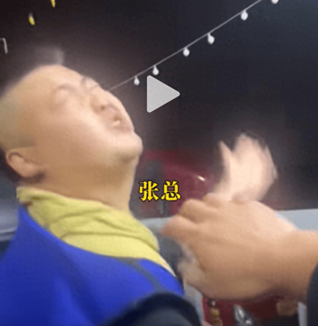 越闹越大!家长自扇耳光,网易回应男孩充值上万,称已!_