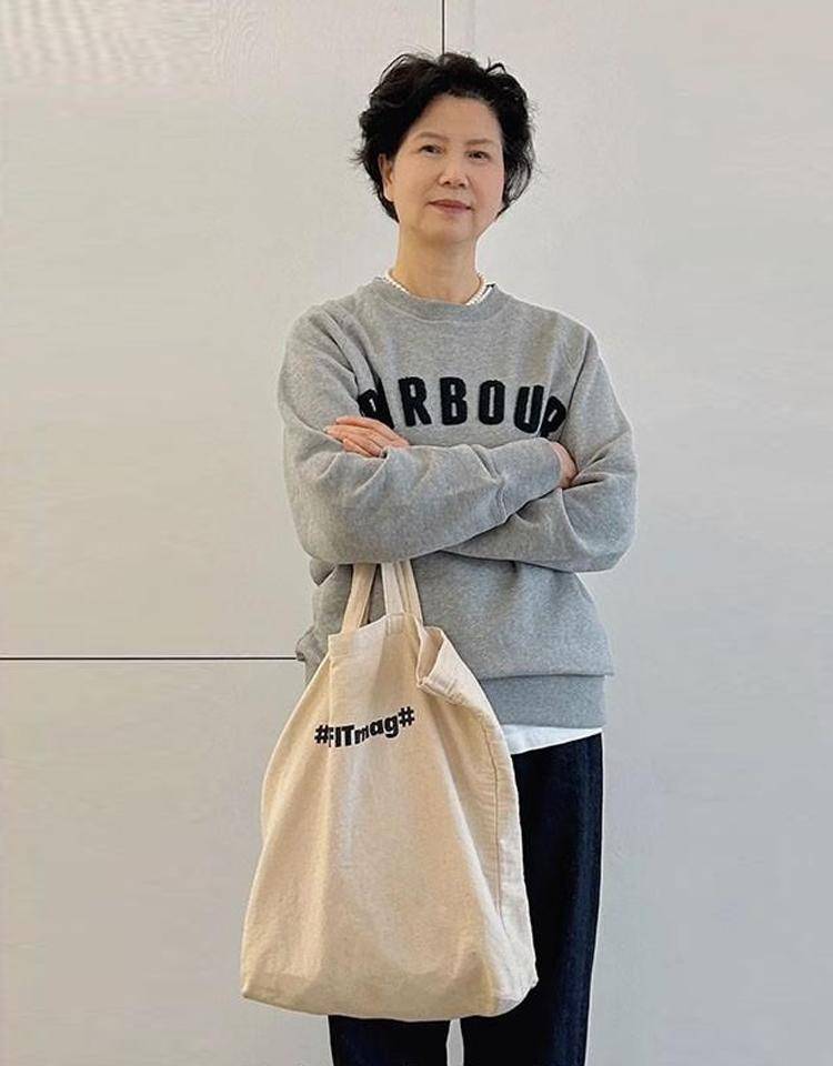 谁说60岁女人穿卫衣就是装嫩看杭州阿姨的叠穿造型特洋气减龄