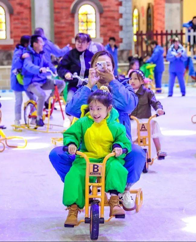 骑冰上自行车王子公主上演冰雪之恋,动物精灵大巡游,龙梦家族载歌载舞