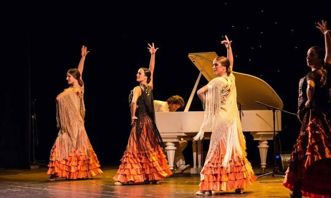 当钢琴吉他和弗拉门戈舞蹈相遇没有人能抵挡住西班牙之声