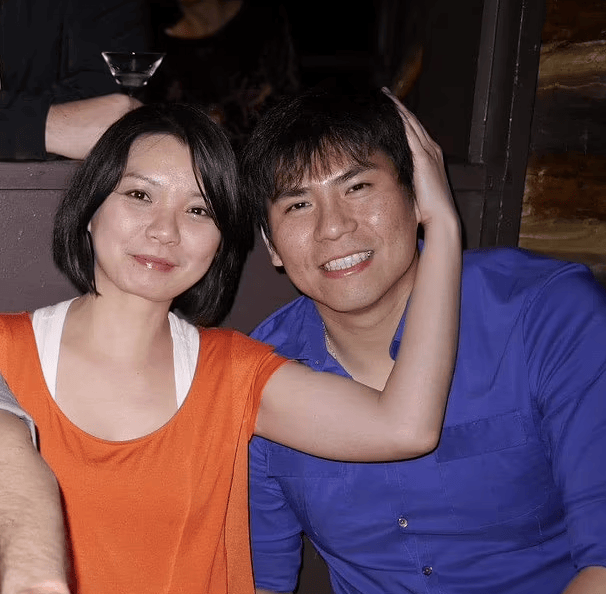 华人自动驾驶中玩游戏,家属与特斯拉