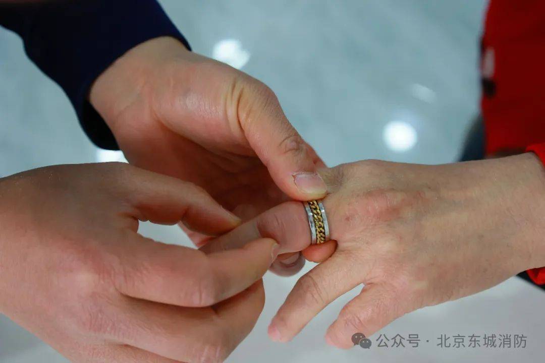 救援现场阿姨戒指卡手现肿胀求助消防队消防员紧急破戒改视频