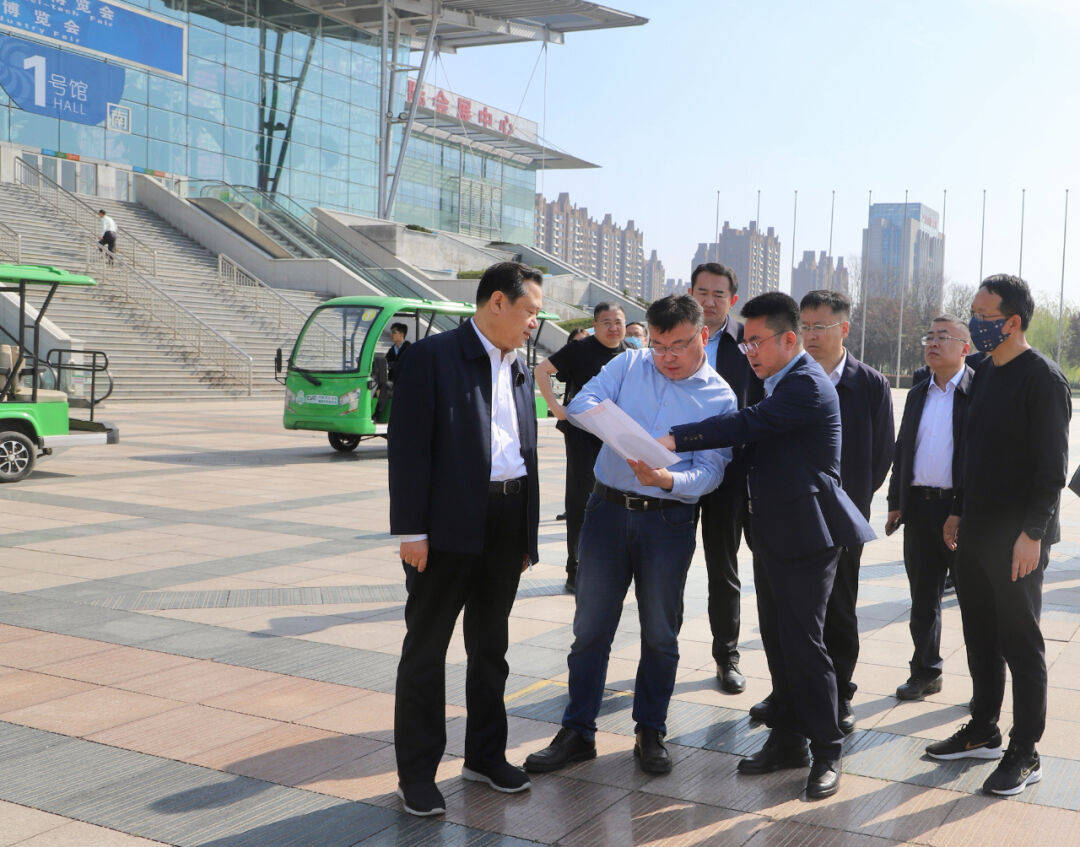 4月12日,寿光市委副书记,市长赵天宝现场调度第二十五届菜博会筹备