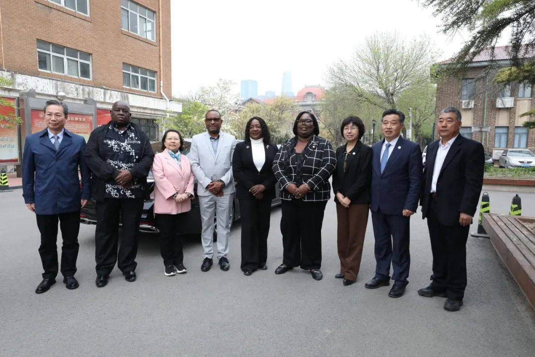 巴哈马众议长参议长访华团一行访问天津外国语大学