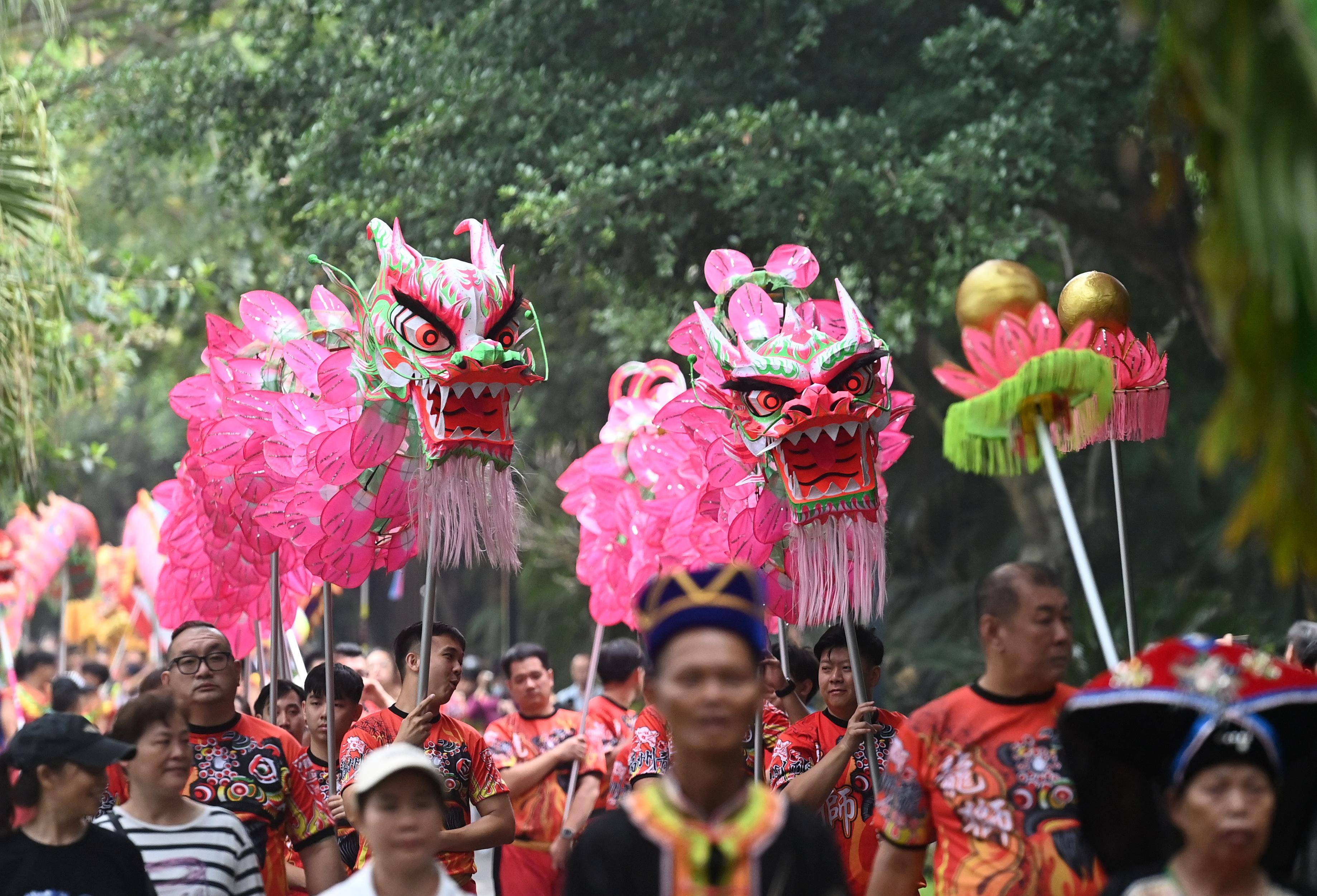 广西南宁舞龙巡游欢庆三月三