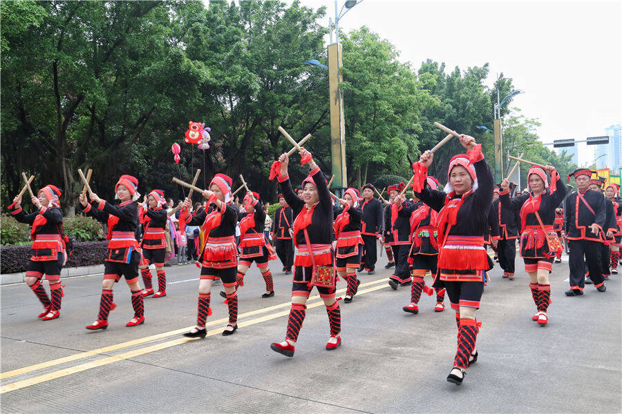 今天的来宾好比过年千人巡游展演燃动全城