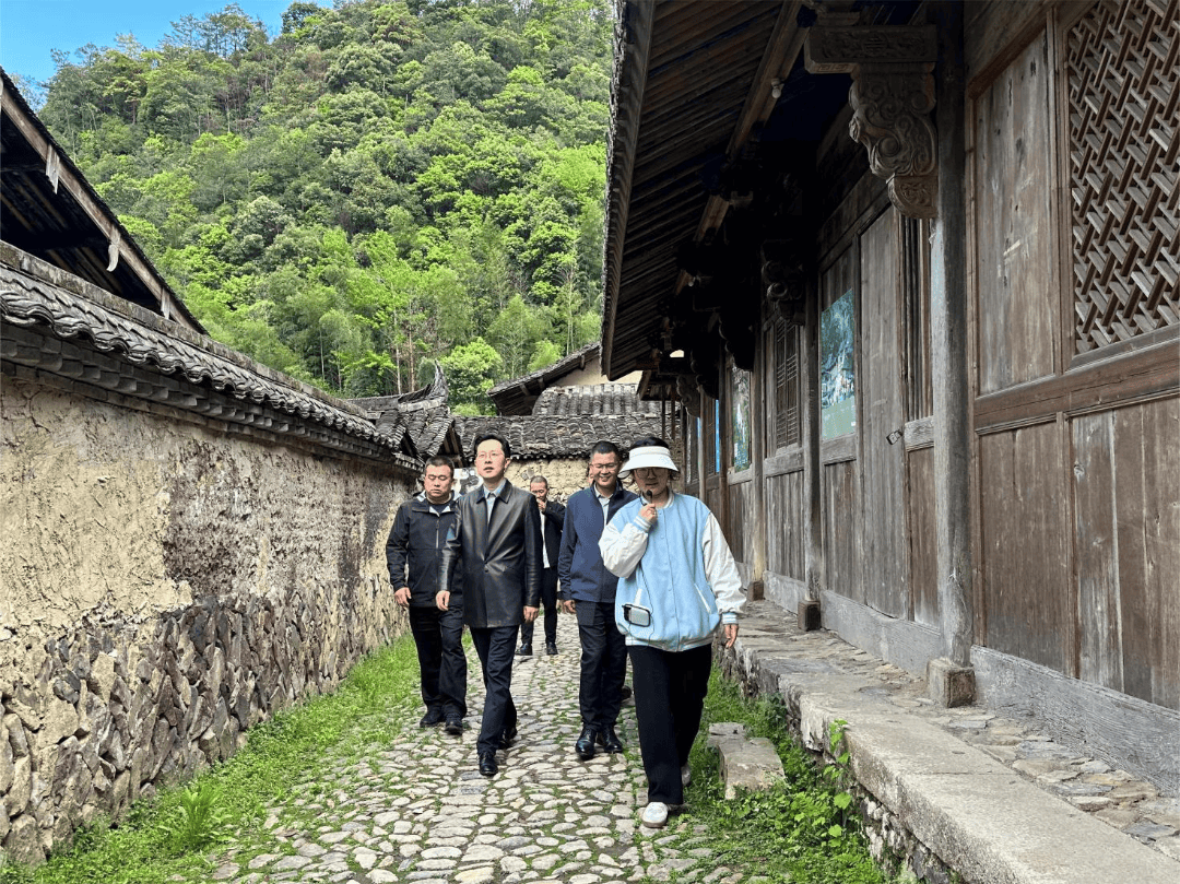 泰顺县政府副县长刘一忠,县住建局局长张德宇,副局长徐剑锋,有关乡镇