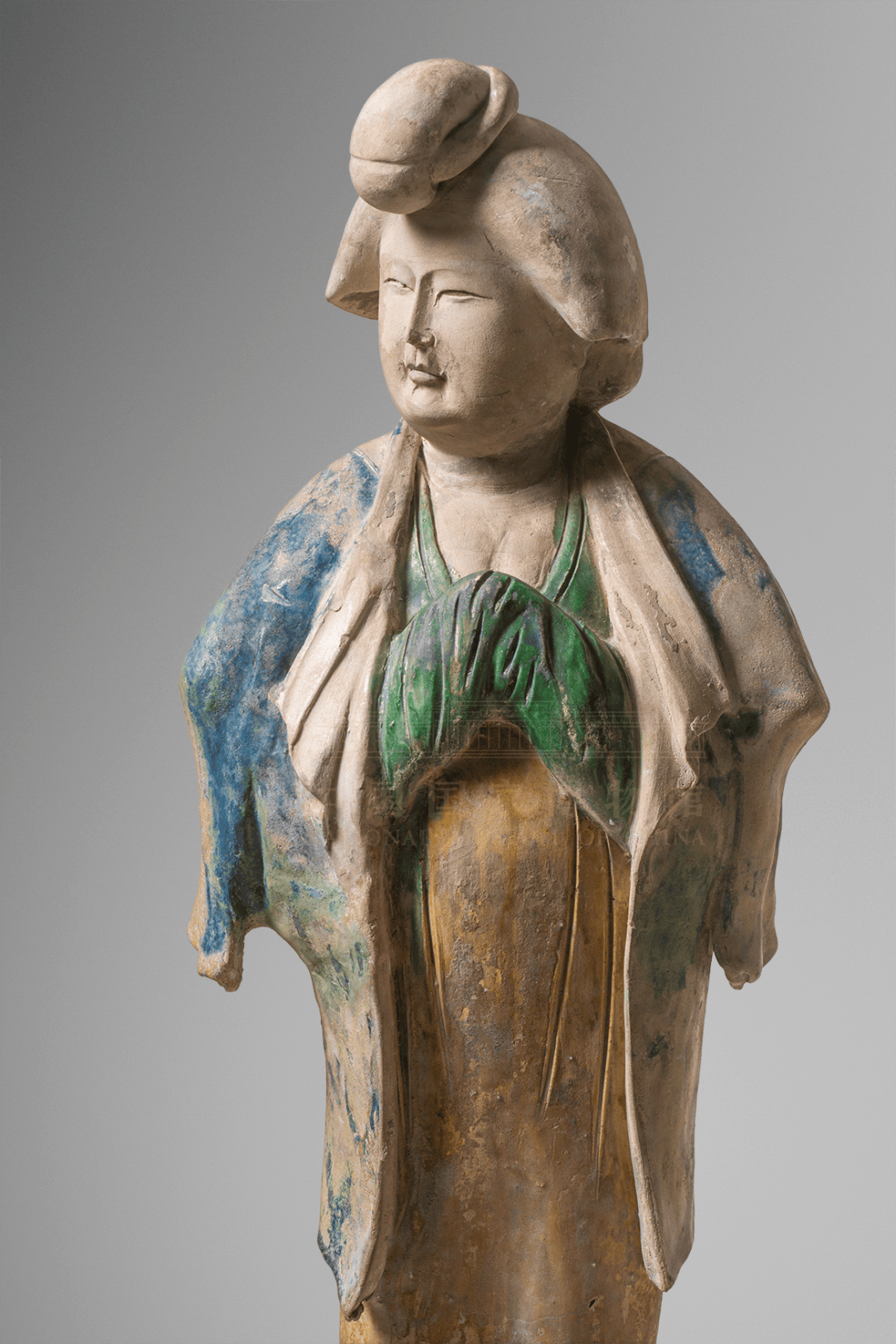 三彩釉陶侍女俑唐 开元十一年(公元723年)唐代妇女的发式丰富多彩,如