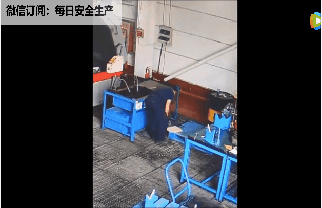 近日某员工使用角磨机切割物件,不慎脱手弹飞,直接切到脖子!