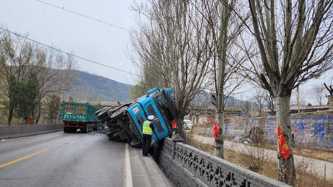 重型货车侧翻太惊险
